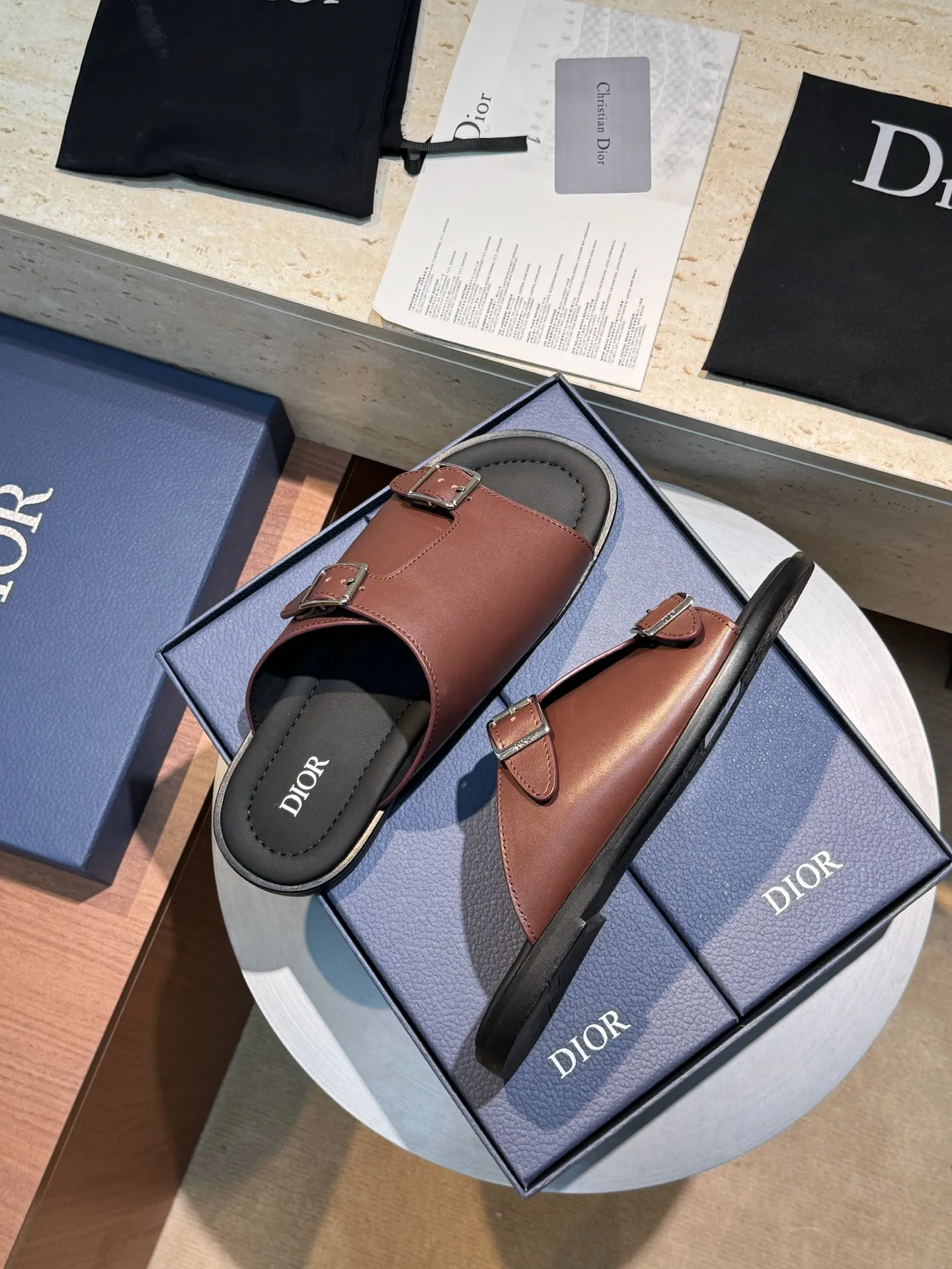 [Dior] Top P: 560💰 -Size: 39-44 (38, 45 custom-made) Dior Dior Alias ​​men's leather slippers This Alias ​​sandal is a new summer product, showing a casual and elegant style. Carefully crafted from grained cow leather and Oblique printed fabric, with cowhide lining! Cross-strap design with metal-clad brass CD Diamond logo. The imported cowhide leather and rubber sole adds sophistication and comfort, while Oblique print-effect anti-slip panels add style.